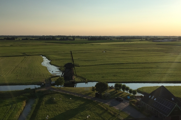 ballonvaren-met-uitzichtig-op-molem.JPG