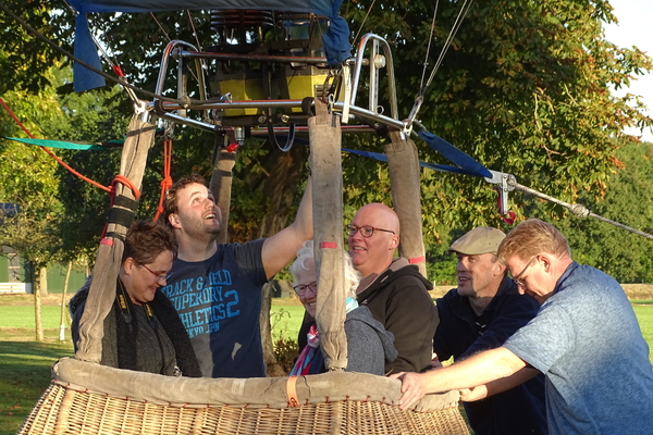 Ballonvaart Holten prijswinnaars de biester (6).JPG